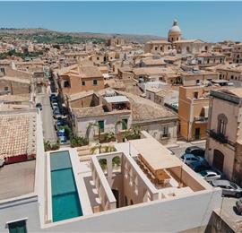 3 bedroom villa with heated pool in Noto, sleeps 6